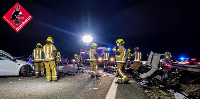 Bomberos en el lugar del accidente