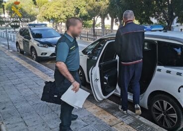 El detenido accediendo al vehículo de la Guardia Civil