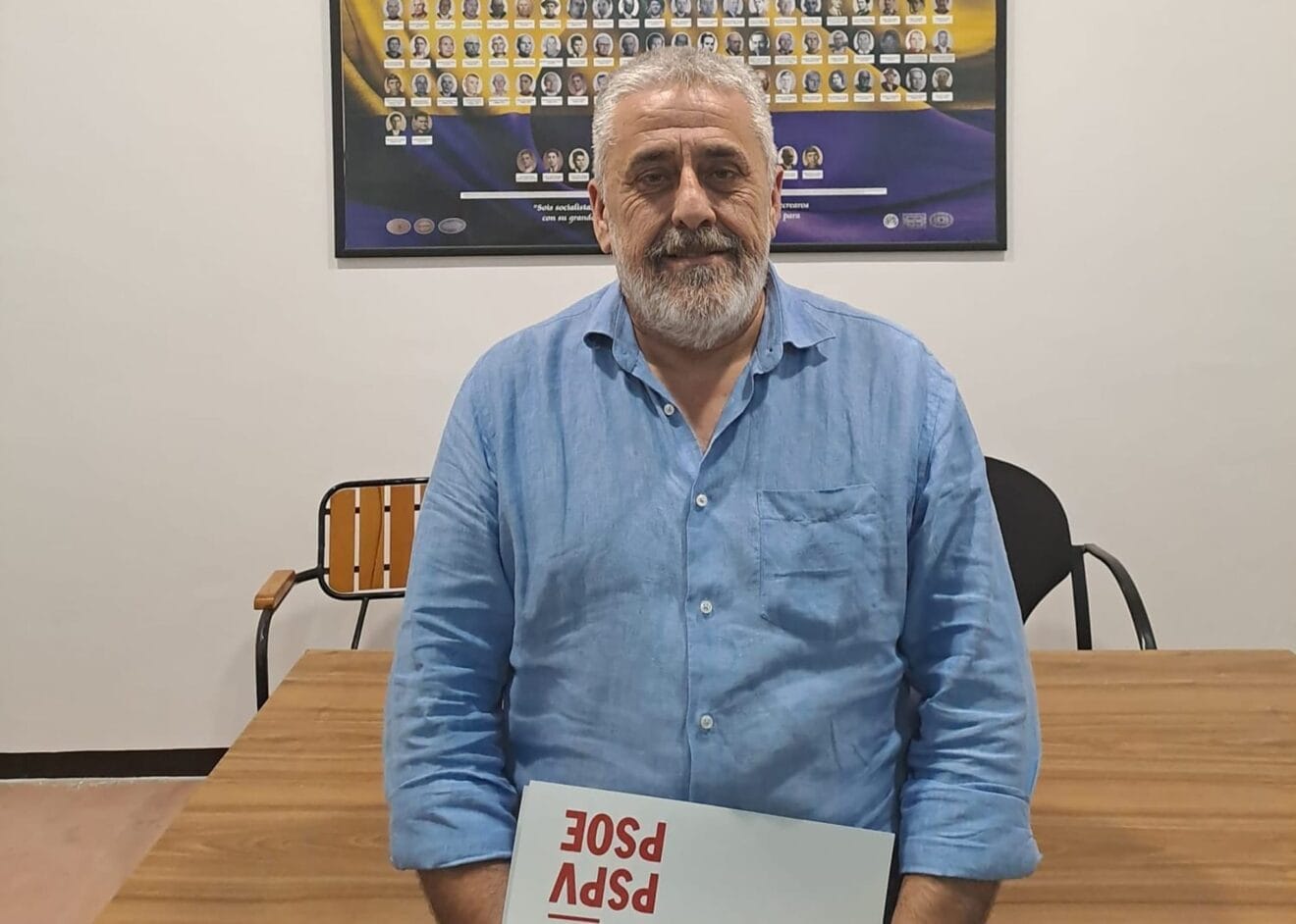 Enrique Moll en la sede del partido socialista pegolí
