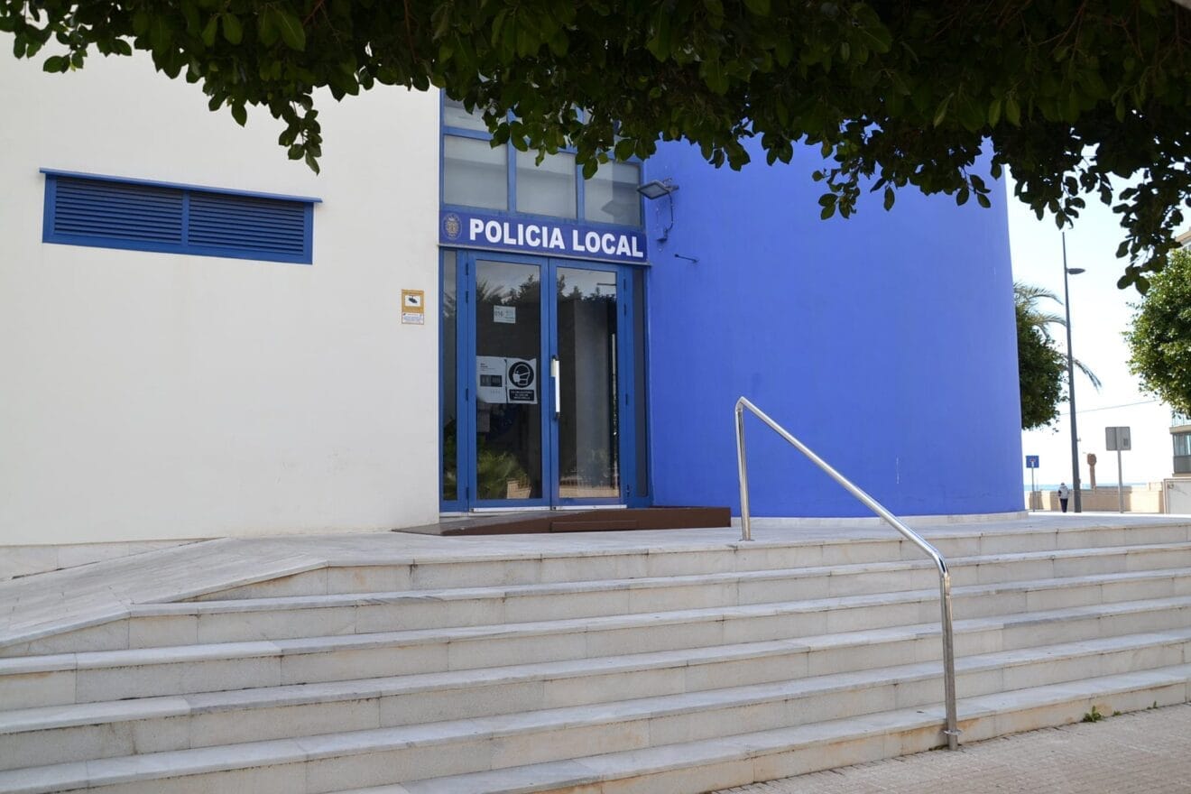 Entrada a la comisaría de la Policía Local de Calp