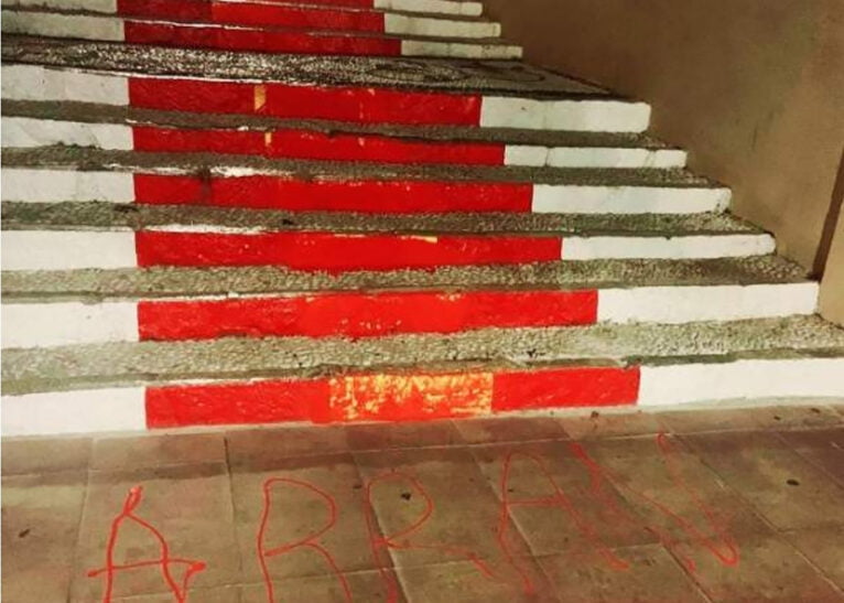 Escalinata en la calle Puchalt de Calp pintada y firmada por Arran