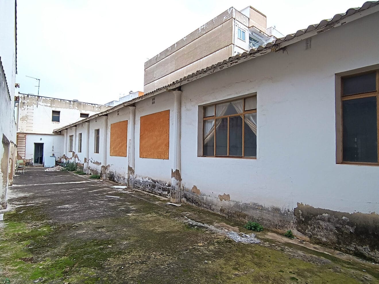 Fachada del antiguo centro de salud de Pego