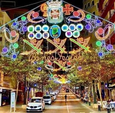 Iluminación de fiestas en una calle de Calp