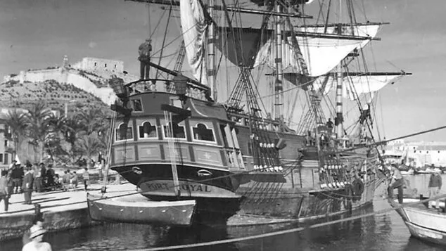 Terror en alta mar: la matanza de los marineros de Dénia a bordo del navío norteamericano 1 Imagen: Imagen de archivo de un barco durante el rodaje de una película en Dénia