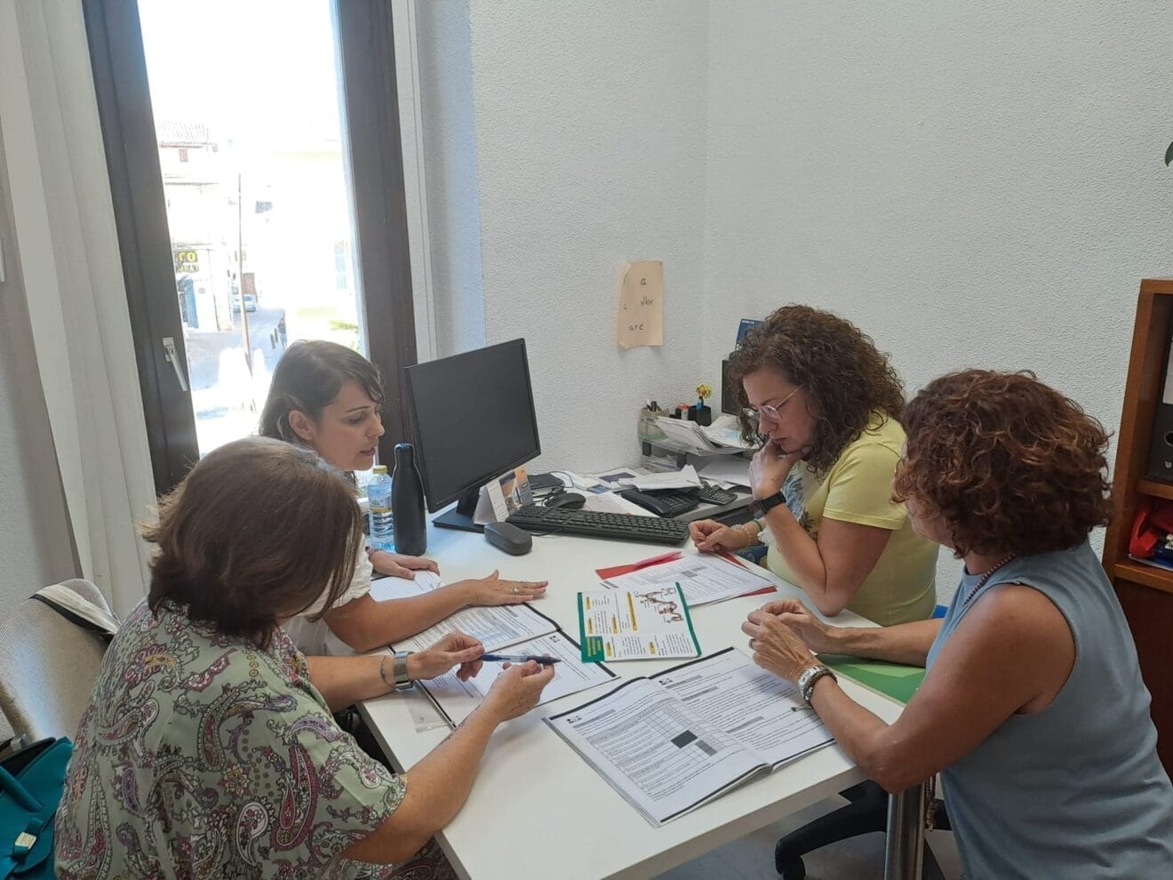 Las regidoras Merxe Bolta y Alicia Siscar en una reunión con las técnicas de Mediaprop