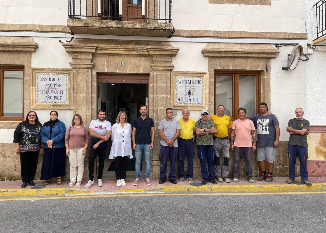 Los once nuevos trabajadores del Ayuntameinto de Benitatxell
