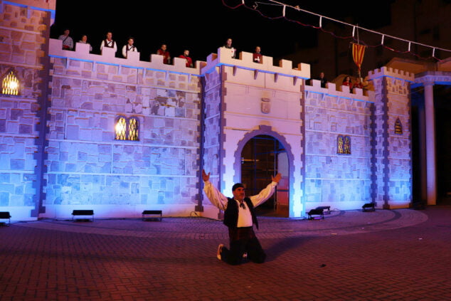 Imagen: Moncófar ante la fortaleza de Calp en la representación del 'Miracle'