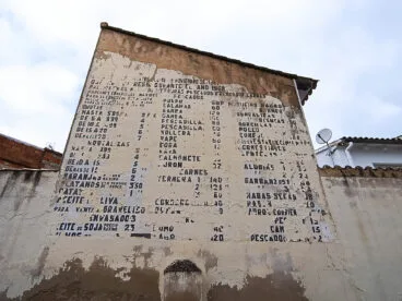 Mural con los precios del antiguo mercado de la década de 1960