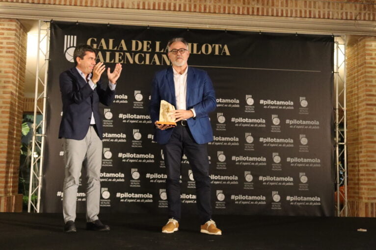 O prefeito de Pedreguer recebe o prêmio da Federação de Pilota Valenciana
