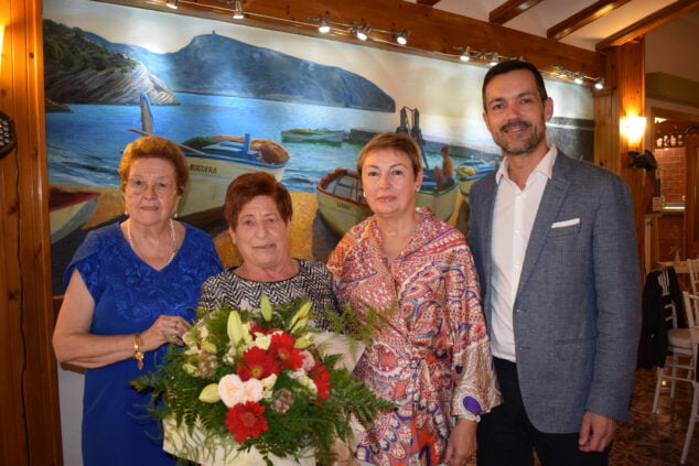Imagen: Ramo de flores a Rosa Català Llidó, la pensionista más mayor