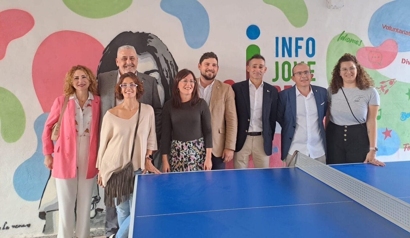 Representantes municipales en el acto del Infojove