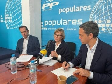 rosa cardona candidata popular de xabia junto al diputado del pp de alicante cesar sanchez y el coordinador de pp marina alta arturo poquet