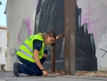 Técnico realizando pruebas en la plaça Maria Cambrils de Pego