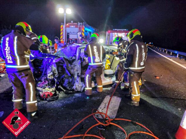 trabajos de excarcelacion de los ocupantes del vehiculo