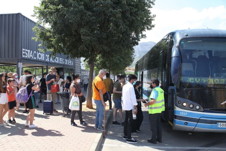 Usuarios del autobús en Dénia