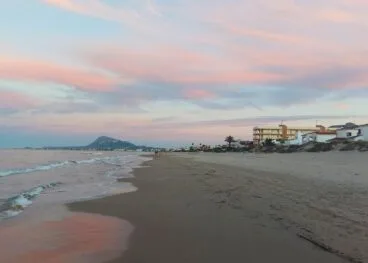 zona de santa ana en la playa de les deveses