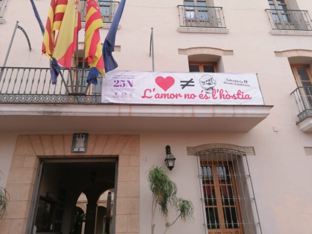Imagen: Pancarta en el Ayuntamiento de Ondara