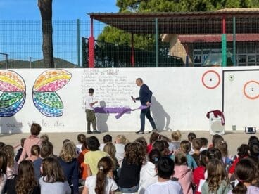 Alumnos del CEIP Santa Maria Magdalena de Benitatxell en la celebración del 25N