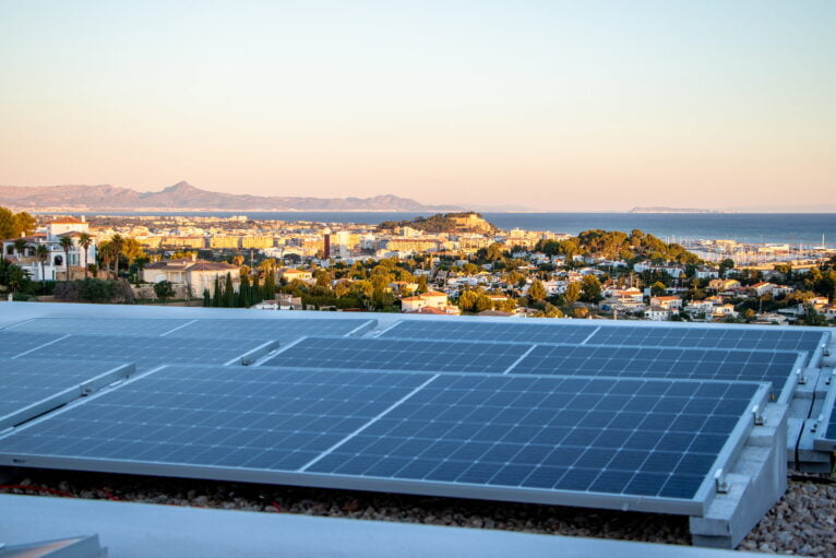 Save on the electricity bill in Jávea - SUN & PROJECTS