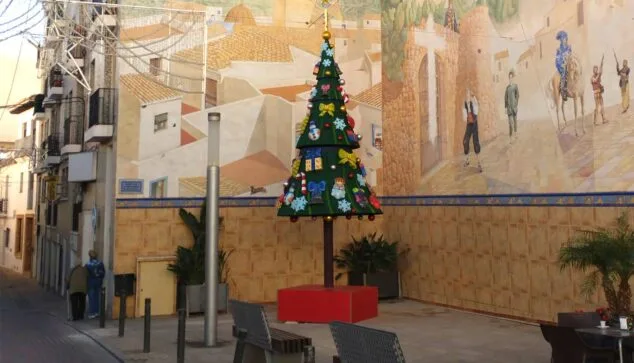 Calp instala un madrugador árbol de Navidad de 7 metros de altura 1 Imagen: Árbol de Navidad de la plaza Manuel Miró
