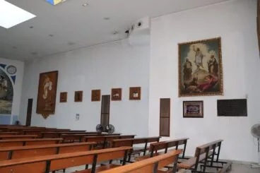 Bancada a la derecha de la iglesia Nuestra Señora de las Nieves