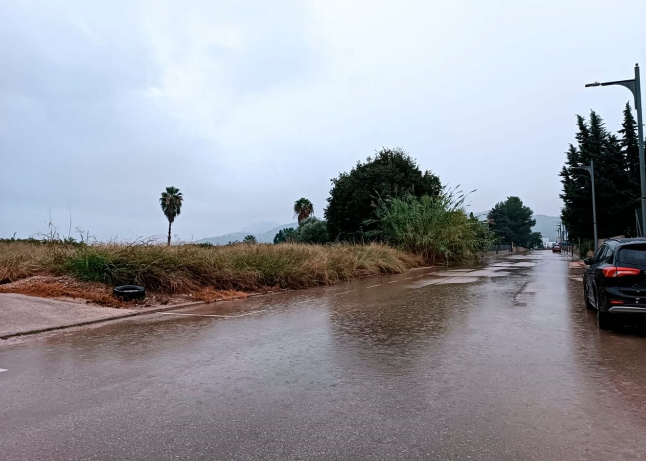 Calle en Pego durante esta mañana de lluvia