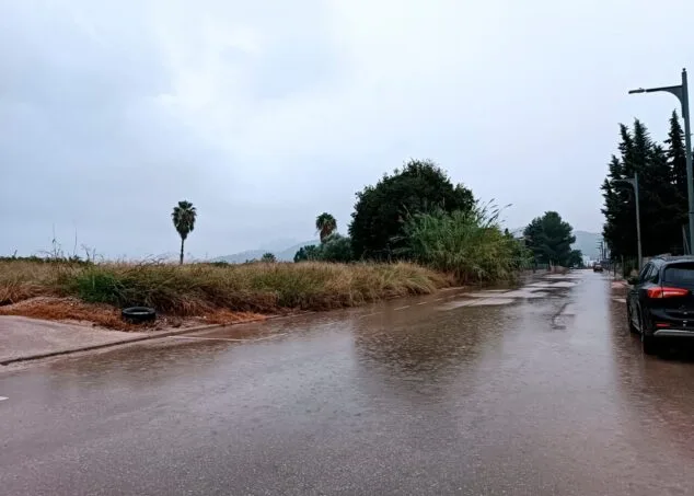 Imagen: Calle en Pego durante esta mañana de lluvia