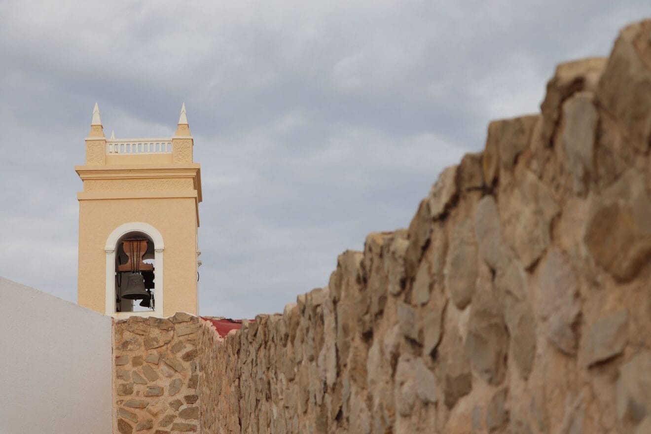 Campanario junto a la muralla de la villa