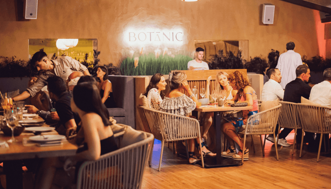 Cena y disfruta del ambiente en Botanic Denia