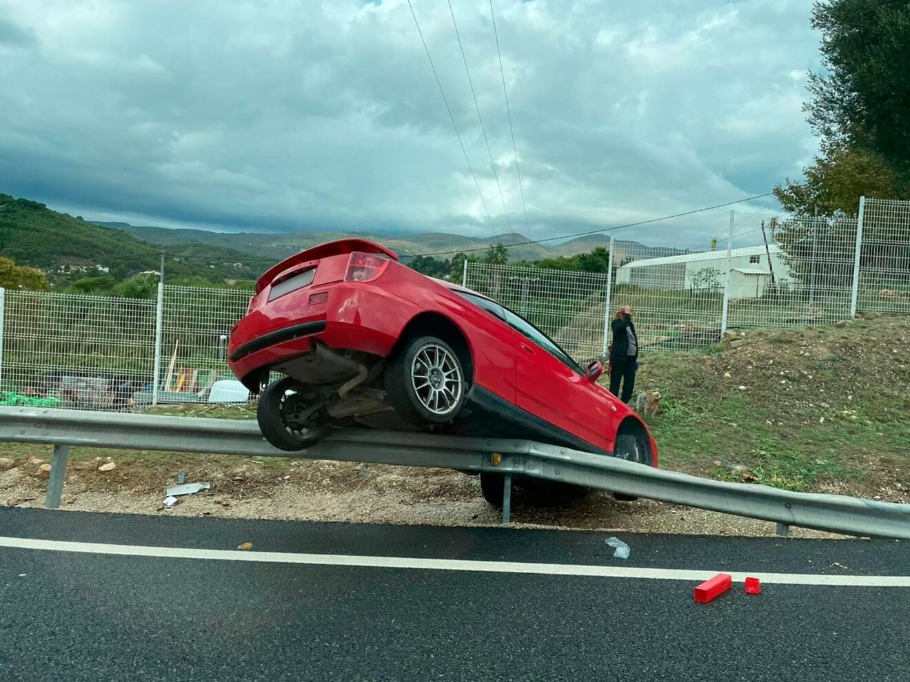Coche accidentado en la carretera