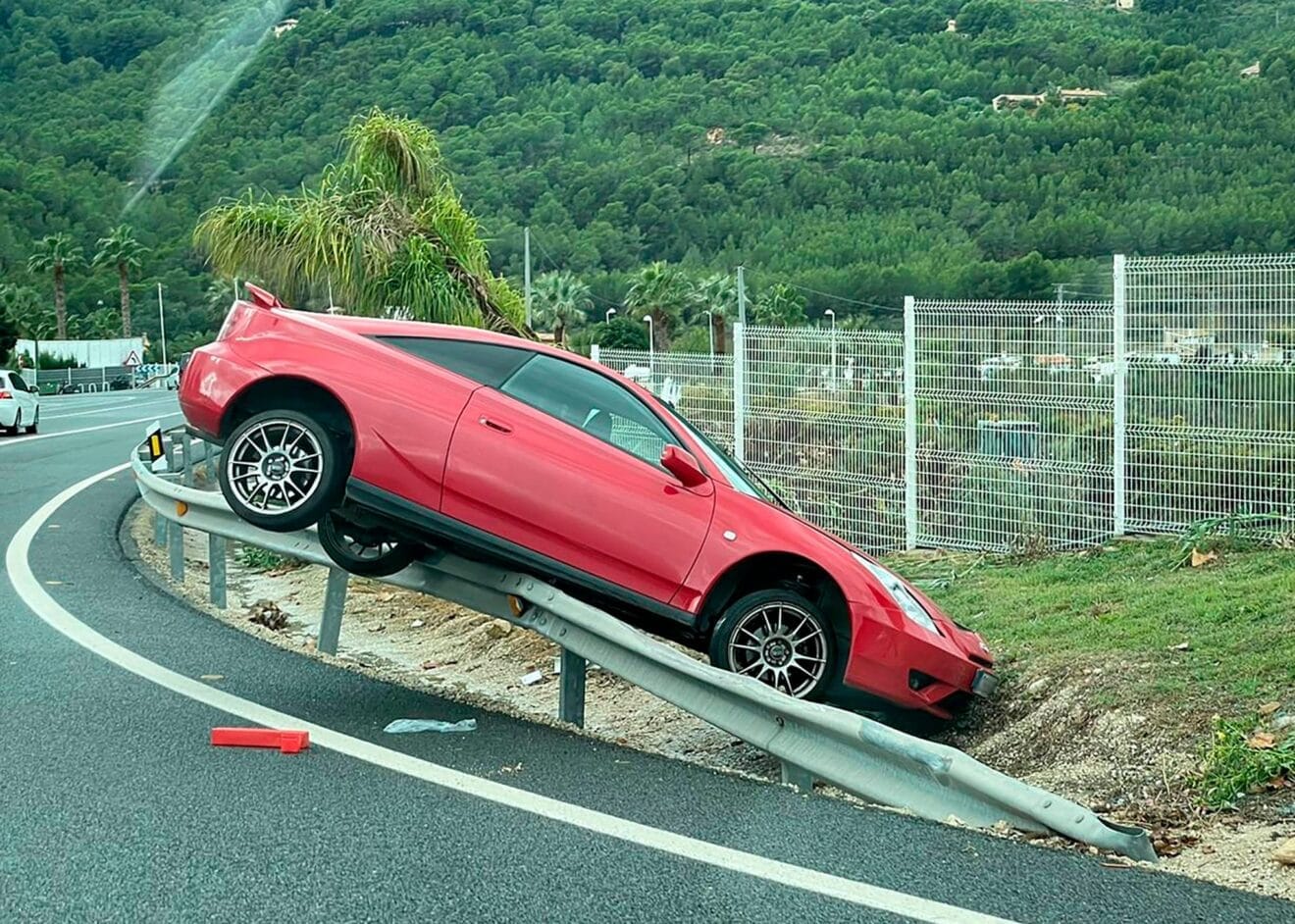 Coche sobre un guardarraíl en la carretera de Benissa a Calp
