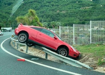 Coche sobre un guardarraíl en la carretera de Benissa a Calp