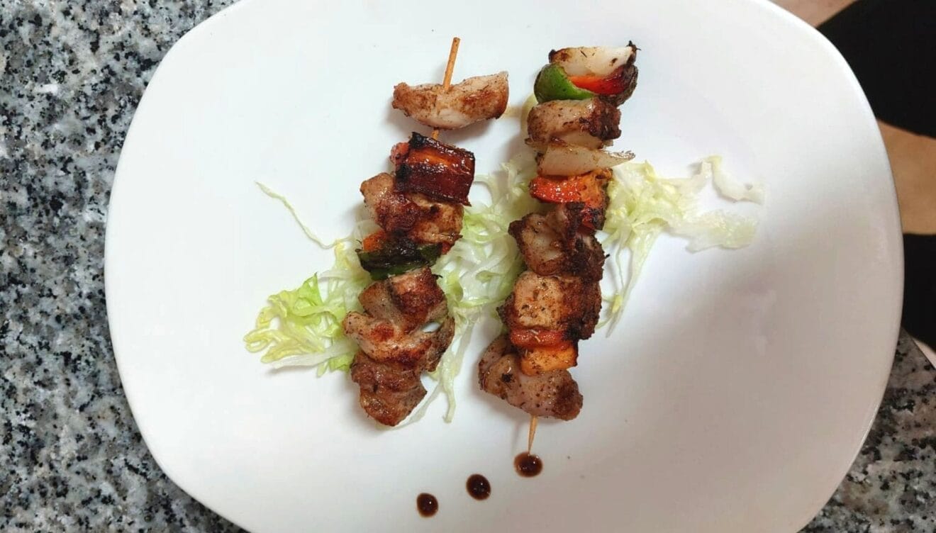 Deliciosas brochetas de carne y verdura