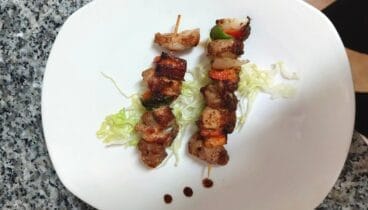 Deliciosas brochetas de carne y verdura