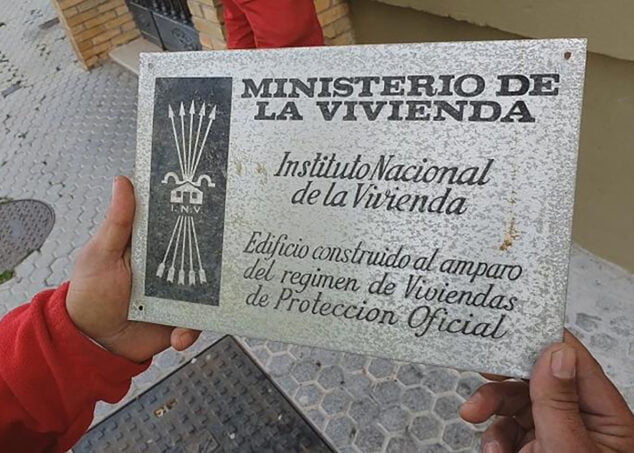 Imagen: Ejemplo de la placa de Vivienda de Protección Oficial franquista - eldiario.es