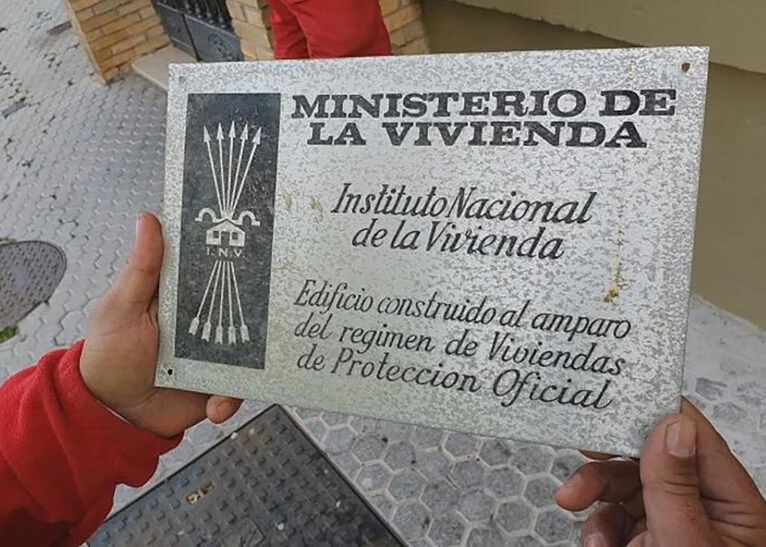 Ejemplo de la placa de Vivienda de Protección Oficial franquista - eldiario.es