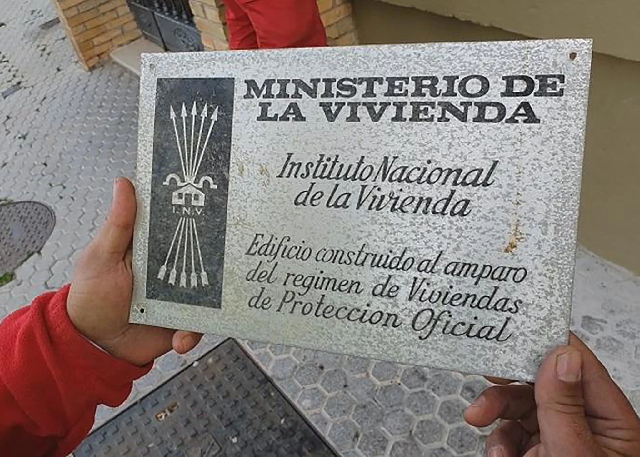 Ejemplo de la placa de Vivienda de Protección Oficial franquista – eldiario.es