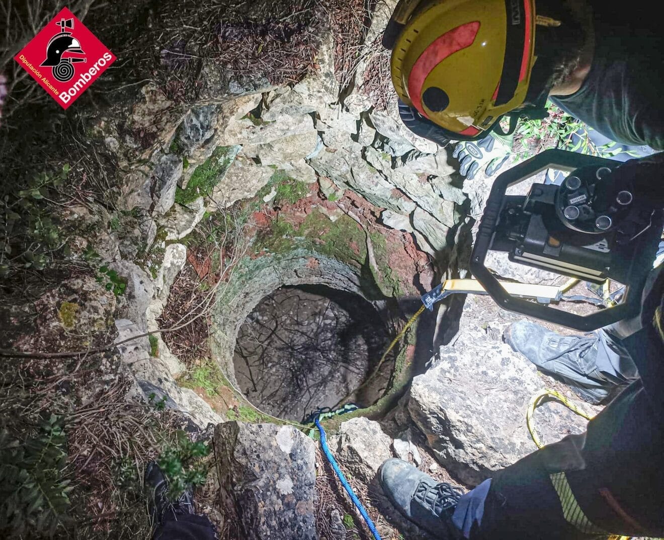 Equipo de bomberos en el rescate de un perro en Benissa