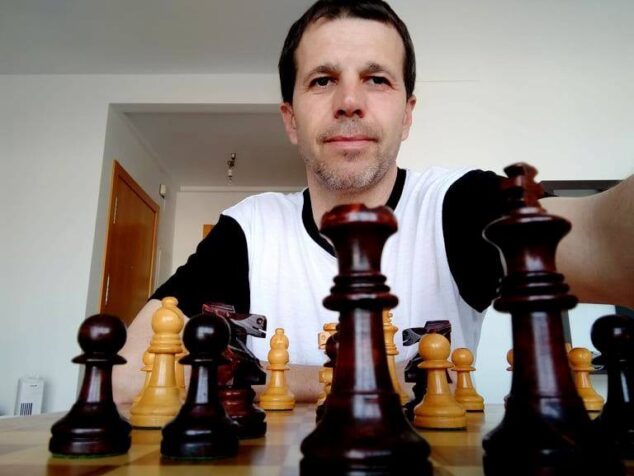 Imagen: Francisco Tent frente a un tablero de ajedrez