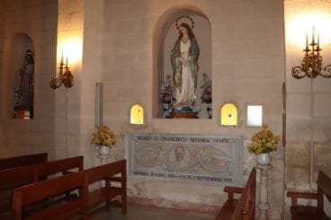 Imagen expuesta en la parte derecha de la iglesia