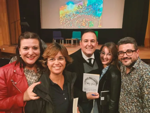 jovi lozano con su novela