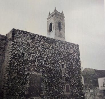 La antigua muralla y campanario de la iglesia en los años 1970 – Libro ‘Calp blanc i negre’