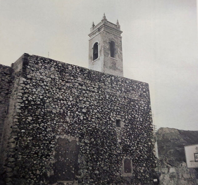 Imagen: La antigua muralla y campanario de la iglesia en los años 1970 - Libro 'Calp blanc i negre'