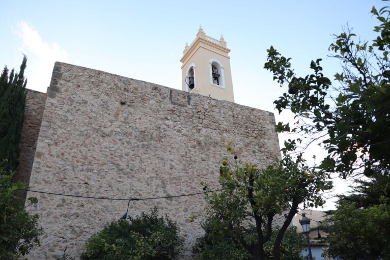 La parte posterior de la Iglesia Antigua rodeada de la muralla original