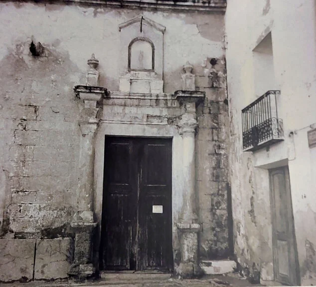 Imagen: La puerta original de la Iglesia Antigua y la casa Abadía - Libro 'Calp blanc i negre'
