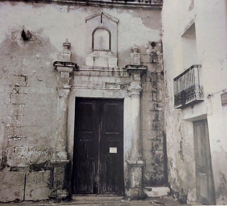 La porta original de l'Església Antiga i la casa Abadia - Llibre 'Calp blanc i negre'
