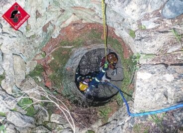 Los bomberos durante las labores de rescate del perro