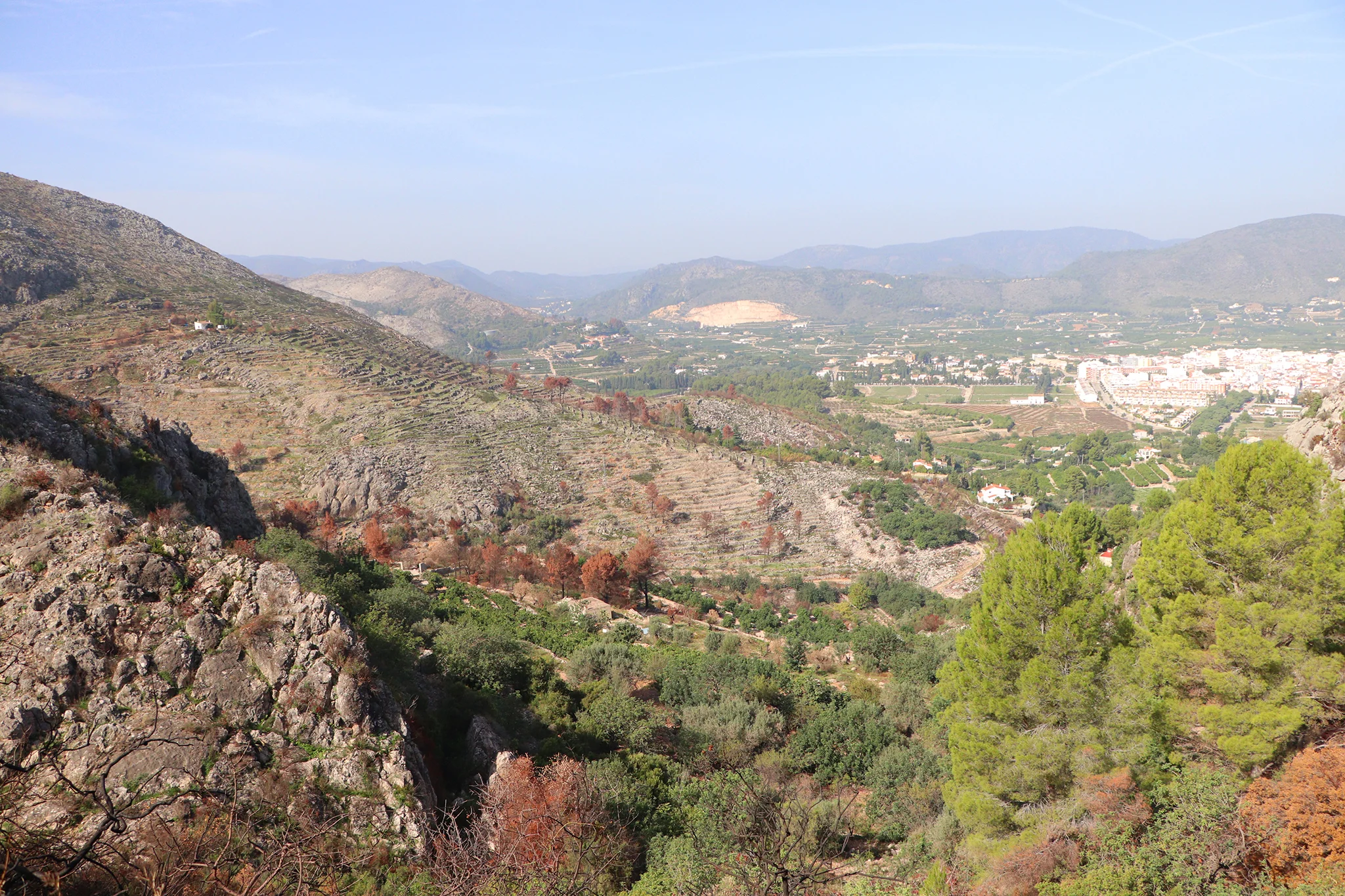 Paisaje actual subiendo a la Vall d’Ebo con Pego al fondo