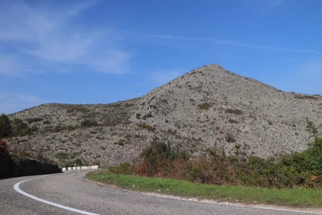 Les Valls de la Marina Alta desean renacer: ¿cuándo se recuperarán las montañas tras el gran incendio? 53 paisaje en la vall debo dos meses despues del incendio 40