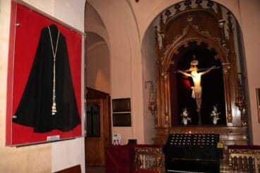 Parte de la nave lateral con la imagen del Cristo de la Suor